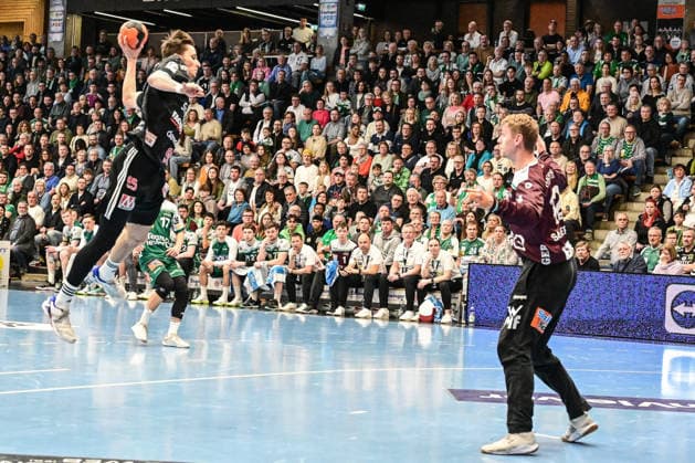 DAIKIN HBL Bundesliga: Frisch Auf! Göppingen - HC Erlangen; Göppingen, 29.03.2026 Tim Gömmel (HC Erlangen, 95) allein vor dem Tor. Keine Chance für Kristian Saeveras (FRISCH AUF! Göppingen, 12). Göppingen, 29.03.2026, 26. Spieltag der DAIKIN Handball-Bundesliga, Frisch Auf! Göppingen - HC Erlangen EWS-Arena, Göppingen. Copyright: xBEAUTIFULxSPORTS Märklx