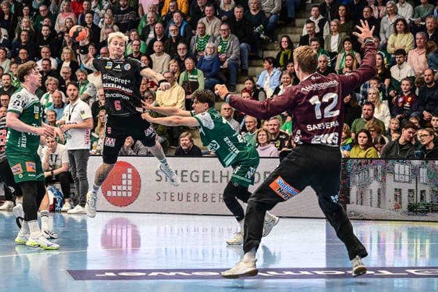 DAIKIN HBL Bundesliga: Frisch Auf! Göppingen - HC Erlangen; Göppingen, 29.03.2026 Marek Nissen (HC Erlangen, 6) beim Sprungwurf gegen Tim Gossner (FRISCH AUF! Göppingen, 17). Göppingen, 29.03.2026, 26. Spieltag der DAIKIN Handball-Bundesliga, Frisch Auf! Göppingen - HC Erlangen EWS-Arena, Göppingen. Copyright: xBEAUTIFULxSPORTS Märklx