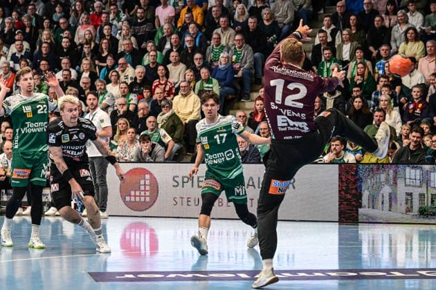 DAIKIN HBL Bundesliga: Frisch Auf! Göppingen - HC Erlangen; Göppingen, 29.03.2026 Parade von Kristian Saeveras (FRISCH AUF! Göppingen, 12) gegen Marek Nissen (HC Erlangen, 6). Göppingen, 29.03.2026, 26. Spieltag der DAIKIN Handball-Bundesliga, Frisch Auf! Göppingen - HC Erlangen EWS-Arena, Göppingen. Copyright: xBEAUTIFULxSPORTS Märklx