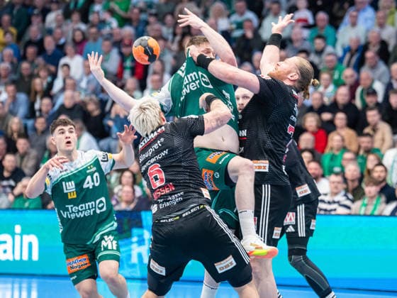 Oskar Neudeck (Frisch Auf Goeppingen, 02) wird von Antonio Metzner (HC Erlangen, 27) und Marek Nissen (HC Erlangen, 06) hart angegangen, Frisch Auf Goeppingen vs. HC Erlangen, Handball, 1. Bundesliga, Herren, Spielzeit 2025 2026, 29.03.2026, Frisch Auf Goeppingen vs. HC Erlangen, Handball, 1. Bundesliga, Herren, Spielzeit 2025 2026, 29.03.2026 Goeppingen Copyright: xEibner-Pressefoto MichaelxSchmidx EP_MST