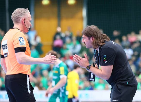 Leipzig, 29.03.2026, QUARTERBACK ARENA, Spieltag 26, Handball Bundesliga , SC DHFK Leipzig vs. ThSV Eisenach , Im Bild: Trainer Sebastian Hinze (re., ThSV Eisenach) und Schiedsrichter ,