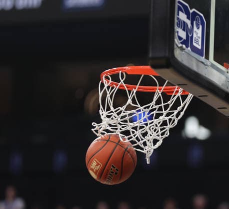 Basketball, Herren, Saison 2025 2026, easyCredit Basketball-Bundesliga, Basketball, Veolia Hamburg Towers gegen FC Bayern Muenchen, 96-81 Symbolfoto Basketball im Korb
