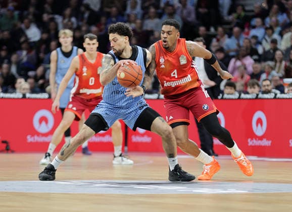 Devon Daniels (Veolia Towers Hamburg), Xavier Rathan-Mayes (FC Bayern Muenchen) Basketball, Herren, Saison 2025 2026, easyCredit Basketball-Bundesliga, Basketball, Veolia Hamburg Towers gegen FC Bayern Muenchen, 96-81