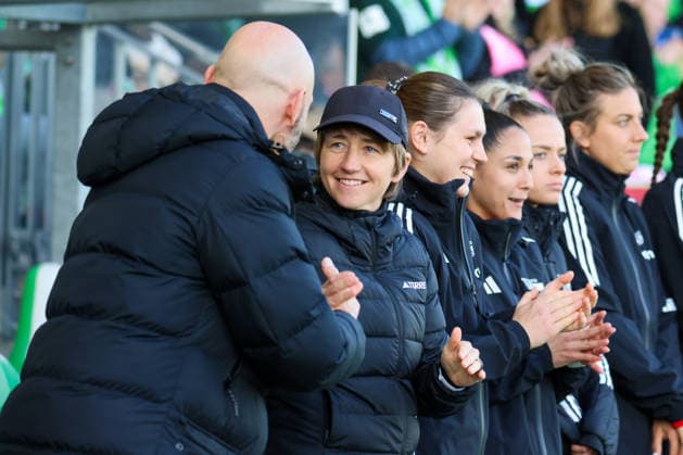 Wolfsburg, Deutschland: 29. März 2026 - 1. Frauen Bundesliga - 22. Spieltag - VfL Wolfsburg vs. Union Berlin Im Bild: v.li. Trainer Stephan Lerch (VfL) begrüßt Trainerin Ailien Poese (Union Berlin) vor dem Spiel in Wolfsburg Copyright: HMBxMedia MadeleinexFantini