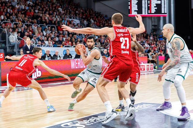 Richard Balint (BMA365 Bamberg Baskets, 11), Behnam Yakhchali Dehkordi (Vet-Concept Gladiators Trier, 08), Moritz Krimmer (BMA365 Bamberg Baskets, 27), BMA365 Bamberg Baskets vs. Vet-Concept Gladiators Trier, Basketball, easyCredit BBL, 26. Spieltag, 29.03.2026 BMA365 Bamberg Baskets vs. Vet-Concept Gladiators Trier, Basketball, easyCredit BBL, 26. Spieltag, 29.03.2026 Bamberg Copyright: xEibner-Pressefoto G.xSantemizx EP_EER