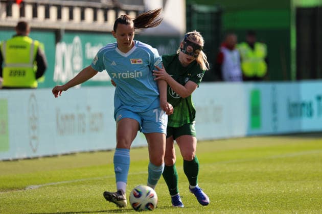 Wolfsburg, Deutschland: 29. März 2026 - 1. Frauen Bundesliga - 22. Spieltag - VfL Wolfsburg vs. Union Berlin Im Bild: v.li. im Zweikampf Hannah Eurlings (Union Berlin) und Thea Bjelde (VfL) Copyright: HMBxMedia MadeleinexFantini