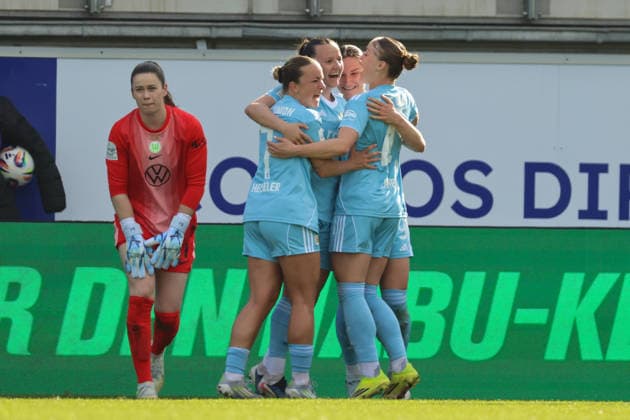 Wolfsburg, Deutschland: 29. März 2026 - 1. Frauen Bundesliga - 22. Spieltag - VfL Wolfsburg vs. Union Berlin Im Bild: v.li. die Zweite Torschützin Hannah Eurlings (Union Berlin) macht das Tor zum 1:0 für Berlin und jubelt mit ihren Mannschaftskolleginnen Copyright: HMBxMedia MadeleinexFantini