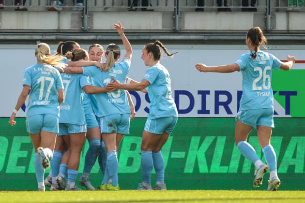 Wolfsburg, Deutschland: 29. März 2026 - 1. Frauen Bundesliga - 22. Spieltag - VfL Wolfsburg vs. Union Berlin Im Bild: Torschützin Hannah Eurlings (Union Berlin), verdeckt im Bild, macht das Tor zum 1:0 für Berlin und jubelt mit ihren Mannschaftskolleginnen Copyright: HMBxMedia MadeleinexFantini