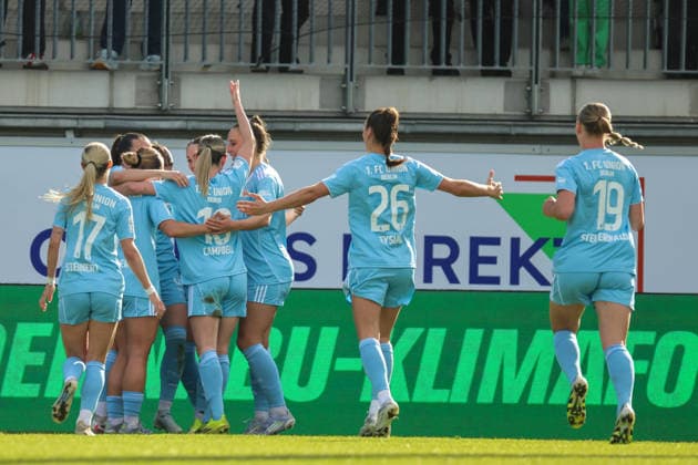 Wolfsburg, Deutschland: 29. März 2026 - 1. Frauen Bundesliga - 22. Spieltag - VfL Wolfsburg vs. Union Berlin Im Bild: Torschützin Hannah Eurlings (Union Berlin), verdeckt im Bild, macht das Tor zum 1:0 für Berlin und jubelt mit ihren Mannschaftskolleginnen Copyright: HMBxMedia MadeleinexFantini