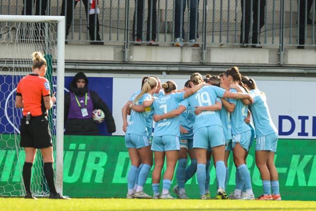 Wolfsburg, Deutschland: 29. März 2026 - 1. Frauen Bundesliga - 22. Spieltag - VfL Wolfsburg vs. Union Berlin Im Bild: Torschützin Hannah Eurlings (Union Berlin), verdeckt im Bild, macht das Tor zum 1:0 für Berlin und jubelt mit ihren Mannschaftskolleginnen Copyright: HMBxMedia MadeleinexFantini