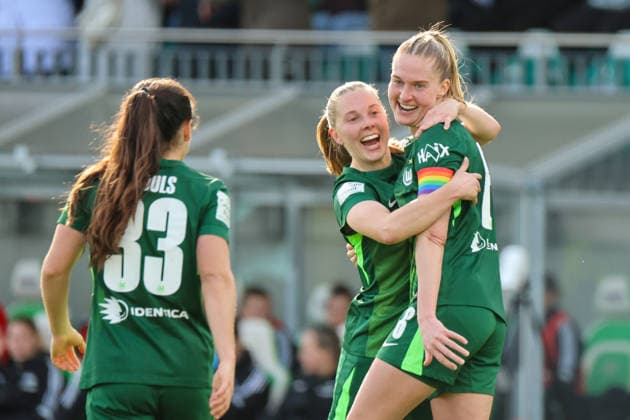 Wolfsburg, Deutschland: 29. März 2026 - 1. Frauen Bundesliga - 22. Spieltag - VfL Wolfsburg vs. Union Berlin Im Bild: v.li. die Dritte Torschützin Janina Minge (VfL) macht das Tor zum Ausgleich zum 1:1 für Wolfsburg und jubelt mit Judit Pujols (VfL) und Janou Levels (VfL) Copyright: HMBxMedia MadeleinexFantini