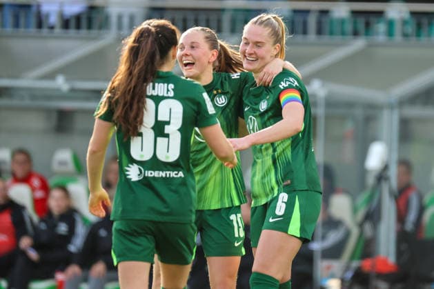Wolfsburg, Deutschland: 29. März 2026 - 1. Frauen Bundesliga - 22. Spieltag - VfL Wolfsburg vs. Union Berlin Im Bild: v.li. die Dritte Torschützin Janina Minge (VfL) macht das Tor zum Ausgleich zum 1:1 für Wolfsburg und jubelt mit Judit Pujols (VfL) und Janou Levels (VfL) Copyright: HMBxMedia MadeleinexFantini