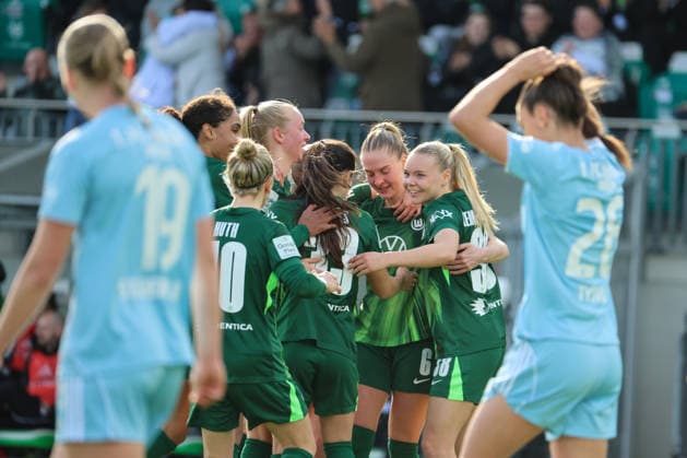 Wolfsburg, Deutschland: 29. März 2026 - 1. Frauen Bundesliga - 22. Spieltag - VfL Wolfsburg vs. Union Berlin Im Bild: Torschützin Janina Minge (VfL), von rechts die Zweite im Bild, macht das Tor zum Ausgleich zum 1:1 für Wolfsburg und jubelt mit ihren Mannschaftskolleginnen Copyright: HMBxMedia MadeleinexFantini