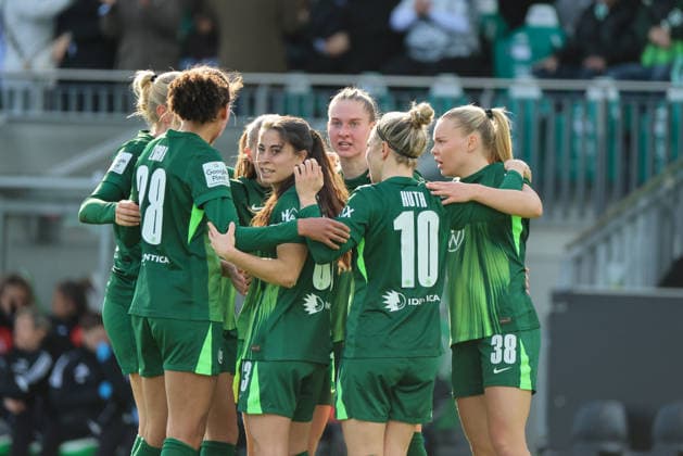 Wolfsburg, Deutschland: 29. März 2026 - 1. Frauen Bundesliga - 22. Spieltag - VfL Wolfsburg vs. Union Berlin Im Bild: Torschützin Janina Minge (VfL), von rechts die Dritte im Bild, macht das Tor zum Ausgleich zum 1:1 für Wolfsburg und jubelt mit ihren Mannschaftskolleginnen Copyright: HMBxMedia MadeleinexFantini