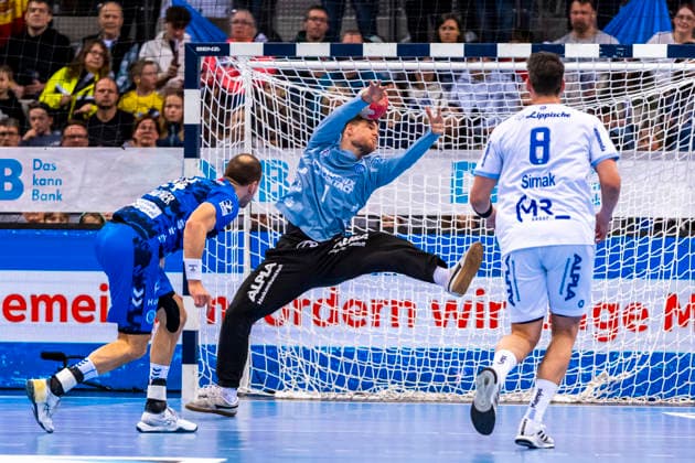 DAIKIN Handball Bundesliga: TVB Stuttgart vs. TBV Lemgo Lippe; 29.03.2026 Stuttgart, GERMANY - 29. März 2026: Constantin Möstl (TBV Lemgo Lippe, 1) pariert den 7 Meter von Kai Häfner (TVB Stuttgart, 34) während dem Match zwischen dem TVB Stuttgart und dem TBV Lemgo Lippe am 26. Spieltag der Daikin Handball Bundesliga in der Porsche-Arena. Copyright: xBEAUTIFULxSPORTS Steinx