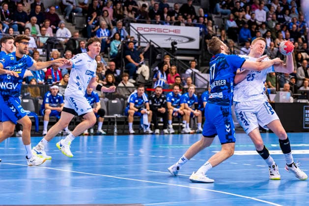 DAIKIN Handball Bundesliga: TVB Stuttgart vs. TBV Lemgo Lippe; 29.03.2026 Stuttgart, GERMANY - 29. März 2026: Samuel Röthlisberger (TVB Stuttgart, 17) im Zweikampf gegen Nils Gerades Versteijnen (TBV Lemgo Lippe, 25) während dem Match zwischen dem TVB Stuttgart und dem TBV Lemgo Lippe am 26. Spieltag der Daikin Handball Bundesliga in der Porsche-Arena. Copyright: xBEAUTIFULxSPORTS Steinx