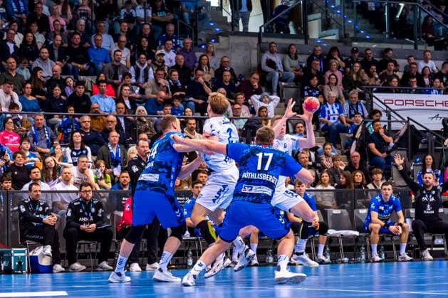 DAIKIN Handball Bundesliga: TVB Stuttgart vs. TBV Lemgo Lippe; 29.03.2026 Stuttgart, GERMANY - 29. März 2026: Samuel Röthlisberger (TVB Stuttgart, 17) und Lenny Rubin (TVB Stuttgart, 44) verteidigen gegen Lukas Hutecek (TBV Lemgo Lippe, 2) und Nils Gerades Versteijnen (TBV Lemgo Lippe, 25) während dem Match zwischen dem TVB Stuttgart und dem TBV Lemgo Lippe am 26. Spieltag der Daikin Handball Bundesliga in der Porsche-Arena. Copyright: xBEAUTIFULxSPORTS Steinx