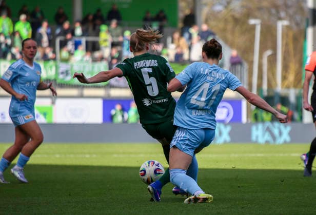 Deutschland: Frauen-Bundesliga 2025 2026, 22. Spieltag - VfL Wolfsburg VS 1. FC Union Berlin - AOK Stadion (Wolfsburg): Ella Peddemors (VfL Wolfsburg Frauen, 5) Lia Kamber (1. FC Union Berlin Frauen, 41) Wolfsburg Copyright: xAymanxAlahmedx