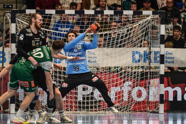 DAIKIN HBL Bundesliga: Frisch Auf! Göppingen - HC Erlangen; Göppingen, 29.03.2026 Der Wurf von Elias Newel (FRISCH AUF! Göppingen, 40) ist kein Problem für Herceg (HC Erlangen, 99) Göppingen, 29.03.2026, 26. Spieltag der DAIKIN Handball-Bundesliga, Frisch Auf! Göppingen - HC Erlangen EWS-Arena, Göppingen. Copyright: xBEAUTIFULxSPORTS Märklx