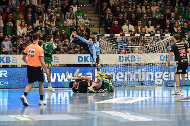 DAIKIN HBL Bundesliga: Frisch Auf! Göppingen - HC Erlangen; Göppingen, 29.03.2026 Victor Klöve (FRISCH AUF! Göppingen, 7) erfolgreich gegen Herceg (HC Erlangen, 99) Göppingen, 29.03.2026, 26. Spieltag der DAIKIN Handball-Bundesliga, Frisch Auf! Göppingen - HC Erlangen EWS-Arena, Göppingen. Copyright: xBEAUTIFULxSPORTS Märklx