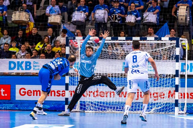 DAIKIN Handball Bundesliga: TVB Stuttgart vs. TBV Lemgo Lippe; 29.03.2026 Stuttgart, GERMANY - 29. März 2026: Constantin Möstl (TBV Lemgo Lippe, 1) hält den 7 Meter von Kai Häfner (TVB Stuttgart, 34) während dem Match zwischen dem TVB Stuttgart und dem TBV Lemgo Lippe am 26. Spieltag der Daikin Handball Bundesliga in der Porsche-Arena. Copyright: xBEAUTIFULxSPORTS Steinx