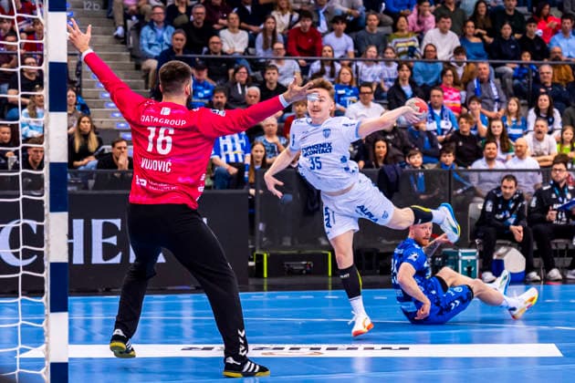 DAIKIN Handball Bundesliga: TVB Stuttgart vs. TBV Lemgo Lippe; 29.03.2026 Stuttgart, GERMANY - 29. März 2026: Jarnes Faust (TBV Lemgo Lippe, 35) gegen Miljan Vujovic (TVB Stuttgart, 16) während dem Match zwischen dem TVB Stuttgart und dem TBV Lemgo Lippe am 26. Spieltag der Daikin Handball Bundesliga in der Porsche-Arena. Copyright: xBEAUTIFULxSPORTS Steinx