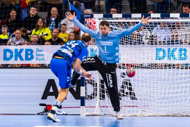 DAIKIN Handball Bundesliga: TVB Stuttgart vs. TBV Lemgo Lippe; 29.03.2026 Stuttgart, GERMANY - 29. März 2026: Kai Häfner (TVB Stuttgart, 34) verwandet den 7 Meter zum Tor gegen Constantin Möstl (TBV Lemgo Lippe, 1) während dem Match zwischen dem TVB Stuttgart und dem TBV Lemgo Lippe am 26. Spieltag der Daikin Handball Bundesliga in der Porsche-Arena. Copyright: xBEAUTIFULxSPORTS Steinx