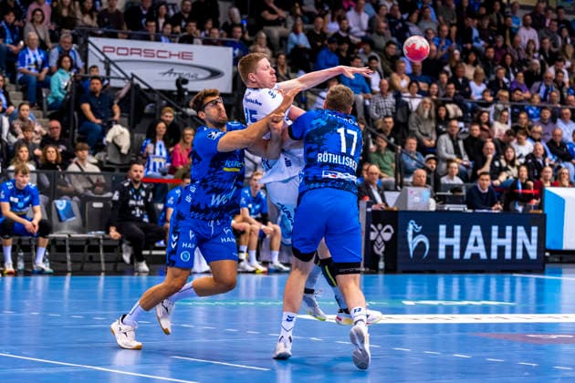 DAIKIN Handball Bundesliga: TVB Stuttgart vs. TBV Lemgo Lippe; 29.03.2026 Stuttgart, GERMANY - 29. März 2026: Antonio Serradilla (TVB Stuttgart, 5)und Samuel Röthlisberger (TVB Stuttgart, 17) verteidigen gegen Nils Gerades Versteijnen (TBV Lemgo Lippe, 25) während dem Match zwischen dem TVB Stuttgart und dem TBV Lemgo Lippe am 26. Spieltag der Daikin Handball Bundesliga in der Porsche-Arena. Copyright: xBEAUTIFULxSPORTS Steinx