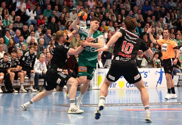 29.03.2026, Deutschland, Göppingen, Handball DAIKIN HBL, FRISCH AUF! Göppingen vs. HC Erlangen, v.l. Maciej Gebala (HC), Elias Newel (FAG), Florian Scheerer (HC)