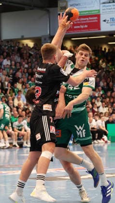 29.03.2026, Deutschland, Göppingen, Handball DAIKIN HBL, FRISCH AUF! Göppingen vs. HC Erlangen, v.l. Viggo Kristjansson (HC), Martin Hanne (FAG)