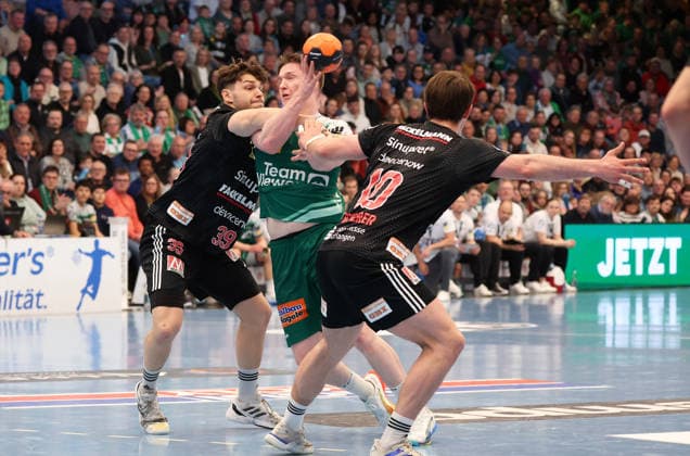 29.03.2026, Deutschland, Göppingen, Handball DAIKIN HBL, FRISCH AUF! Göppingen vs. HC Erlangen, v.l. Tobias Buck (HC), Oskar Neudeck (FAG), Florian Scheerer (HC)