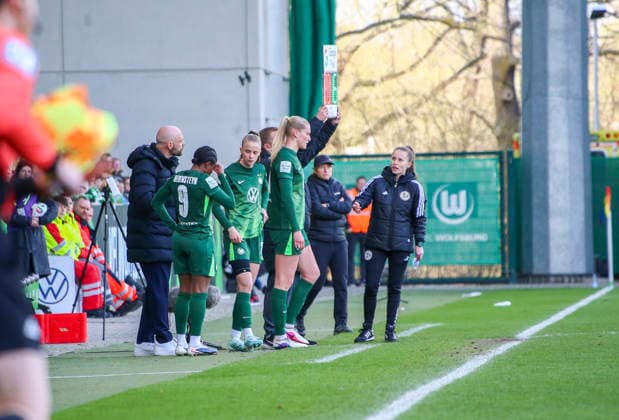 Deutschland: Frauen-Bundesliga 2025 2026, 22. Spieltag - VfL Wolfsburg VS 1. FC Union Berlin - AOK Stadion (Wolfsburg): Stephan Lerch (Trainer VfL Wolfsburg Frauen) Camilla Küver Camilla Kuver (VfL Wolfsburg Frauen, 16) Lineth Beerensteyn (VfL Wolfsburg Frauen, 9) Wolfsburg Copyright: xAymanxAlahmedx