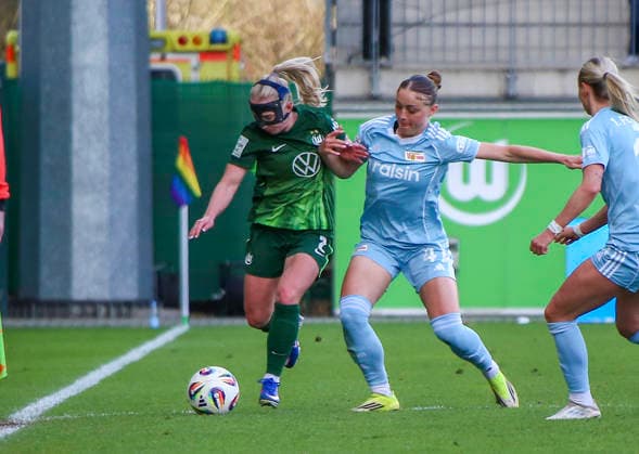 Deutschland: Frauen-Bundesliga 2025 2026, 22. Spieltag - VfL Wolfsburg VS 1. FC Union Berlin - AOK Stadion (Wolfsburg): Thea Bjelde (VfL Wolfsburg Frauen, 2) Lia Kamber (1. FC Union Berlin Frauen, 41) Wolfsburg Copyright: xAymanxAlahmedx
