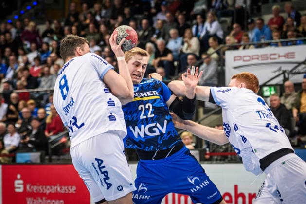 Torben Matzken (TVB Stuttgart, 22) zwischen Frederik Simak (TBV Lemgo Lippe, 08) und Nicolai Theilinger (TBV Lemgo Lippe, 03) GER, TVB Stuttgart - TBV Lemgo Lippe, DAIKIN HBL, Handball, Bundesliga, 26. Spieltag, Spielzeit 2025 2026, 29.03.2026 GER, TVB Stuttgart - TBV Lemgo Lippe, DAIKIN HBL, Handball, Bundesliga, 26. Spieltag, Spielzeit 2025 2026, 29.03.2026 Stuttgart Copyright: xSandyxDinkelackerx EP_SDR