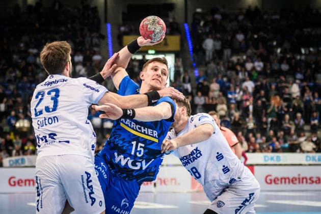Simone Mengon (TVB Stuttgart, 15) zwischen Tim Suton (TBV Lemgo Lippe, 23) und Hendrik Wagner (TBV Lemgo Lippe, 28) GER, TVB Stuttgart - TBV Lemgo Lippe, DAIKIN HBL, Handball, Bundesliga, 26. Spieltag, Spielzeit 2025 2026, 29.03.2026 GER, TVB Stuttgart - TBV Lemgo Lippe, DAIKIN HBL, Handball, Bundesliga, 26. Spieltag, Spielzeit 2025 2026, 29.03.2026 Stuttgart Copyright: xSandyxDinkelackerx EP_SDR