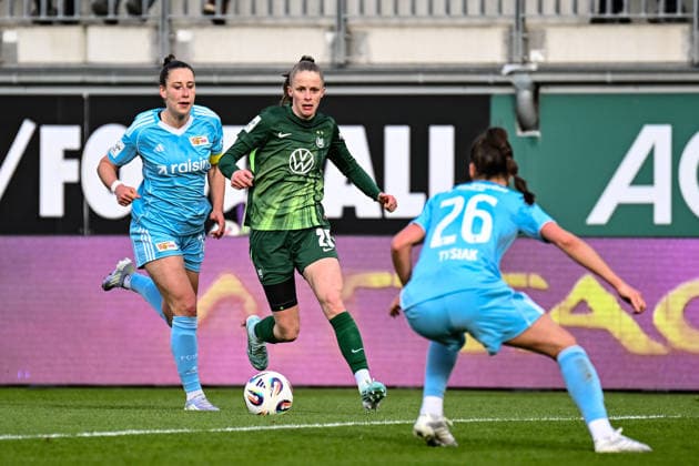 Fußball I Frauen I Saison 2025-2026 I Bundesliga I 22. Spieltag I VfL Wolfsburg - 1. FC Union Berlin I 29.03.2026 Anna Weiß (21, 1. FC Union Berlin) folgt Vivien Endemann (25, VfL Wolfsburg), Amber Tysiak (26, 1. FC Union Berlin) stellt den Laufweg zu Wolfsburg AOK Stadion Niedersachsen Deutschland Copyright: xLobeca InesxHähnelx