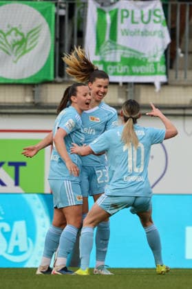 Wolfsburg, Deutschland: 29. März 2026 - 1. Frauen Bundesliga - 22. Spieltag - VfL Wolfsburg vs. Union Berlin Im Bild: v.li. Hannah Eurlings (Union Berlin), Nele Bauereisen (Union Berlin) und Eileen Campbell (Union Berlin) jubeln nach einem Eigentor von Wolfsburg zum 2:1 für Union Berlin Copyright: HMBxMedia MadeleinexFantini