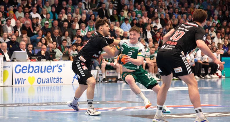 29.03.2026, Deutschland, Göppingen, Handball DAIKIN HBL, FRISCH AUF! Göppingen vs. HC Erlangen, v.l. Tobias Buck (HC), Oskar Neudeck (FAG), Florian Scheerer (HC)