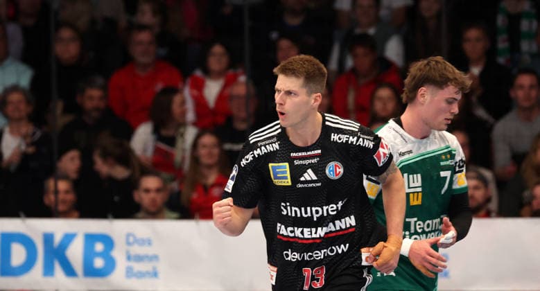 29.03.2026, Deutschland, Göppingen, Handball DAIKIN HBL, FRISCH AUF! Göppingen vs. HC Erlangen, v.l. Viggo Kristjansson (HC) jubelt, Viktor Klöve (FAG) enttäuscht.