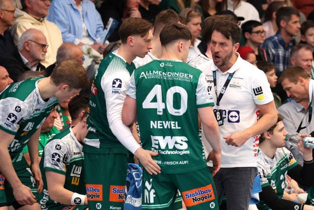 29.03.2026, Deutschland, Göppingen, Handball DAIKIN HBL, FRISCH AUF! Göppingen vs. HC Erlangen, FAG Trainer Ben Matschke gibt Elias Newel (FAG) Anweisungen