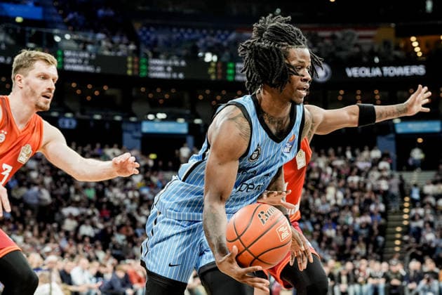 Deutschland: easyCredit BBL, Hauptrunde 2025 26, 22. Spieltag Veolia Towers Hamburg vs FC Bayern München Basketball Barclays Arena (Hamburg): Leonard Thorpe Jr. (Veolia Towers Hamburg, 2), Andreas Obst (FC Bayern München Basketball, 13), Xavier Rathan-Mayes (FC Bayern München Basketball, 4) Copyright: xStefanxTrochax