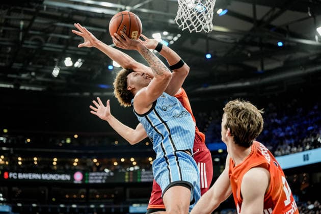 Deutschland: easyCredit BBL, Hauptrunde 2025 26, 22. Spieltag Veolia Towers Hamburg vs FC Bayern München Basketball Barclays Arena (Hamburg): Zacharie Perrin (Veolia Towers Hamburg, 52), Johannes Voigtmann (FC Bayern München Basketball, 7), Justinian Jessup (FC Bayern München Basketball, 10) Copyright: xStefanxTrochax