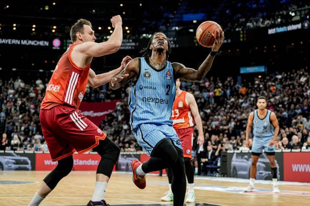 Deutschland: easyCredit BBL, Hauptrunde 2025 26, 22. Spieltag Veolia Towers Hamburg vs FC Bayern München Basketball Barclays Arena (Hamburg): Leonard Thorpe Jr. (Veolia Towers Hamburg, 2), Johannes Voigtmann (FC Bayern München Basketball, 7), Andreas Obst (FC Bayern München Basketball, 13), Kenneth Ogbe (Veolia Towers Hamburg, 25) Copyright: xStefanxTrochax