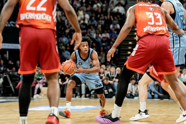 Deutschland: easyCredit BBL, Hauptrunde 2025 26, 22. Spieltag Veolia Towers Hamburg vs FC Bayern München Basketball Barclays Arena (Hamburg): Ross Williams (Veolia Towers Hamburg, 34), David McCormack (FC Bayern München Basketball, 33), Isaiah Mike (FC Bayern München Basketball, 22), Zacharie Perrin (Veolia Towers Hamburg, 52) Copyright: xStefanxTrochax