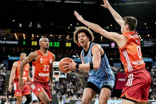 Deutschland: easyCredit BBL, Hauptrunde 2025 26, 22. Spieltag Veolia Towers Hamburg vs FC Bayern München Basketball Barclays Arena (Hamburg): Zacharie Perrin (Veolia Towers Hamburg, 52), Isaiah Mike (FC Bayern München Basketball, 22), Neno Dimitrijevic (FC Bayern München Basketball, 0) Copyright: xStefanxTrochax