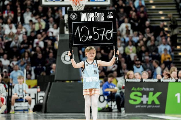 Deutschland: easyCredit BBL, Hauptrunde 2025 26, 22. Spieltag Veolia Towers Hamburg vs FC Bayern München Basketball Barclays Arena (Hamburg): Zuschauerzahl 12579 präsentiert von einem kleinem Fan, Towers-Fans Copyright: xStefanxTrochax