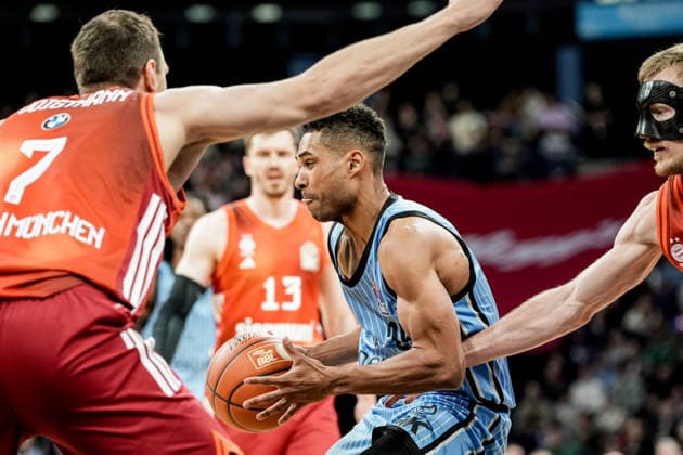 Deutschland: easyCredit BBL, Hauptrunde 2025 26, 22. Spieltag Veolia Towers Hamburg vs FC Bayern München Basketball Barclays Arena (Hamburg): Kenneth Ogbe (Veolia Towers Hamburg, 25), Andreas Obst (FC Bayern München Basketball, 13), Johannes Voigtmann (FC Bayern München Basketball, 7), Niels Giffey (FC Bayern München Basketball, 5) Copyright: xStefanxTrochax