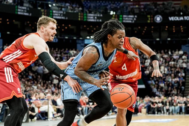 Deutschland: easyCredit BBL, Hauptrunde 2025 26, 22. Spieltag Veolia Towers Hamburg vs FC Bayern München Basketball Barclays Arena (Hamburg): Leonard Thorpe Jr. (Veolia Towers Hamburg, 2), Andreas Obst (FC Bayern München Basketball, 13), Xavier Rathan-Mayes (FC Bayern München Basketball, 4) Copyright: xStefanxTrochax
