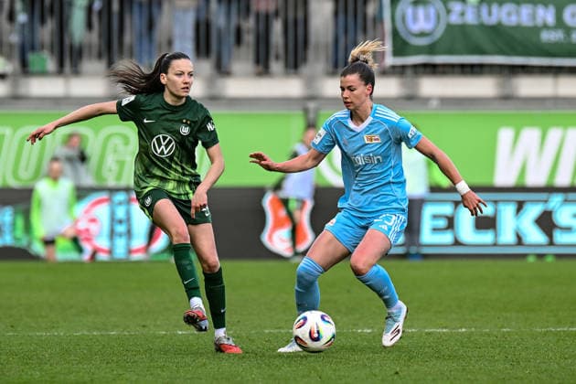 Fußball I Frauen I Saison 2025-2026 I Bundesliga I 22. Spieltag I VfL Wolfsburg - 1. FC Union Berlin I 29.03.2026 Maria-Joelle Wedemeyer (24, VfL Wolfsburg), Nele Bauereisen (23, 1. FC Union Berlin) Wolfsburg AOK Stadion Niedersachsen Deutschland Copyright: xLobeca InesxHähnelx