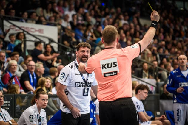 Florian Kehrmann (TBV Lemgo Lippe, Trainer) - gelbe Karte GER, TVB Stuttgart - TBV Lemgo Lippe, DAIKIN HBL, Handball, Bundesliga, 26. Spieltag, Spielzeit 2025 2026, 29.03.2026 GER, TVB Stuttgart - TBV Lemgo Lippe, DAIKIN HBL, Handball, Bundesliga, 26. Spieltag, Spielzeit 2025 2026, 29.03.2026 Stuttgart Copyright: xSandyxDinkelackerx EP_SDR